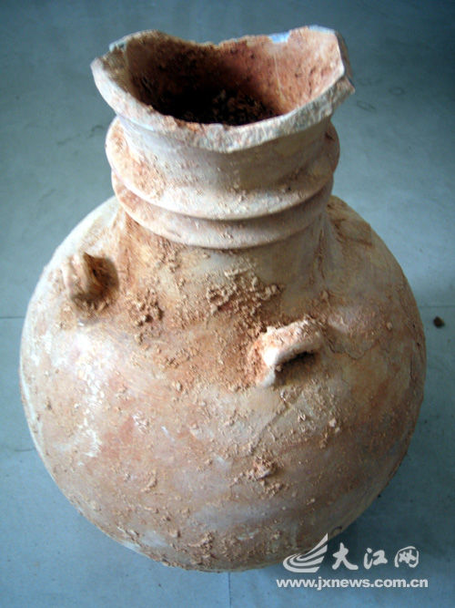 江西發(fā)現(xiàn)同穴連體墓 出土十余件精美瓷器(圖)