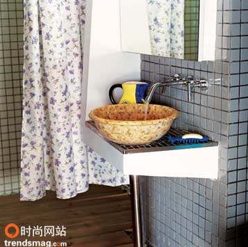 臺面上的陶瓷洗手盆成為浴室中引人注目的焦點