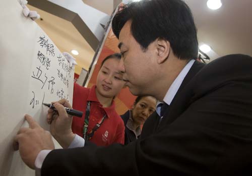 奧運特許商品旗艦店經理在倡議書上簽字