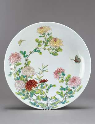 北京拍賣會拍清名瓷 雍正粉彩盤逾千萬元破紀錄