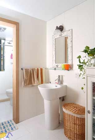 白色衛(wèi)生間