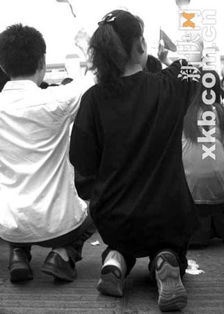 成都數(shù)千市民跪悼逝者 吶喊1小時不愿離去(圖)