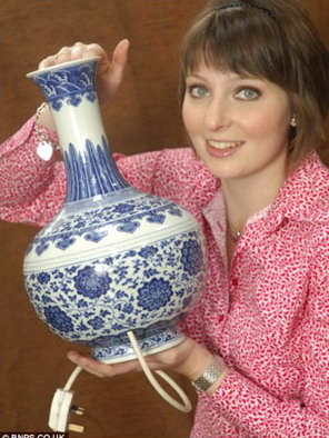 價(jià)值300萬(wàn)乾隆年間花瓶被英國(guó)家庭改成臺(tái)燈(圖)