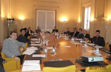 蒙娜麗莎企業(yè)董事張旗康(左二)參與討論《陶瓷板》標(biāo)準(zhǔn) 蒙娜麗莎企業(yè)董事張旗康(左二)參與討論《陶瓷板》標(biāo)準(zhǔn)