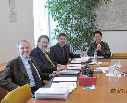 蒙娜麗莎企業(yè)董事張旗康(右一)參與討論《陶瓷板》標(biāo)準(zhǔn) 蒙娜麗莎企業(yè)董事張旗康(右一)參與討論《陶瓷板》標(biāo)準(zhǔn)