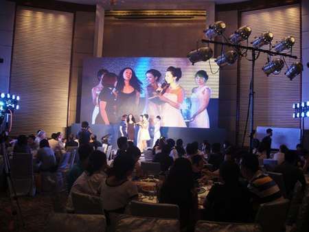 圖為“瑪莎拉蒂”御用設(shè)計(jì)師麗塔-坎帕納女士在現(xiàn)場(chǎng)接收主持人采訪 圖為“瑪莎拉蒂”御用設(shè)計(jì)師麗塔-坎帕納女士在現(xiàn)場(chǎng)接收主持人采訪