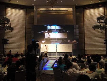 圖為國(guó)際著名玄學(xué)大師趙丹青老師在現(xiàn)場(chǎng)演講 圖為國(guó)際著名玄學(xué)大師趙丹青老師在現(xiàn)場(chǎng)演講