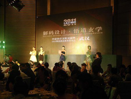 圖為眾模特在現(xiàn)場(chǎng)展示L&D陶瓷的新系列產(chǎn)品 圖為眾模特在現(xiàn)場(chǎng)展示L&D陶瓷的新系列產(chǎn)品