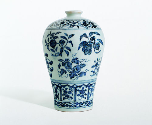 明永樂“青花如意垂肩折枝花果紋梅瓶”(估價(jià)8000萬~1億港元)