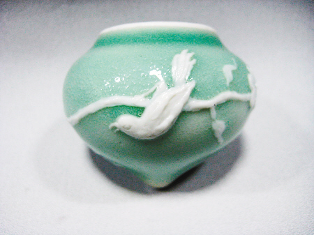 清雍正豆青釉裱花堆塑“喜登梅”鳥(niǎo)食罐