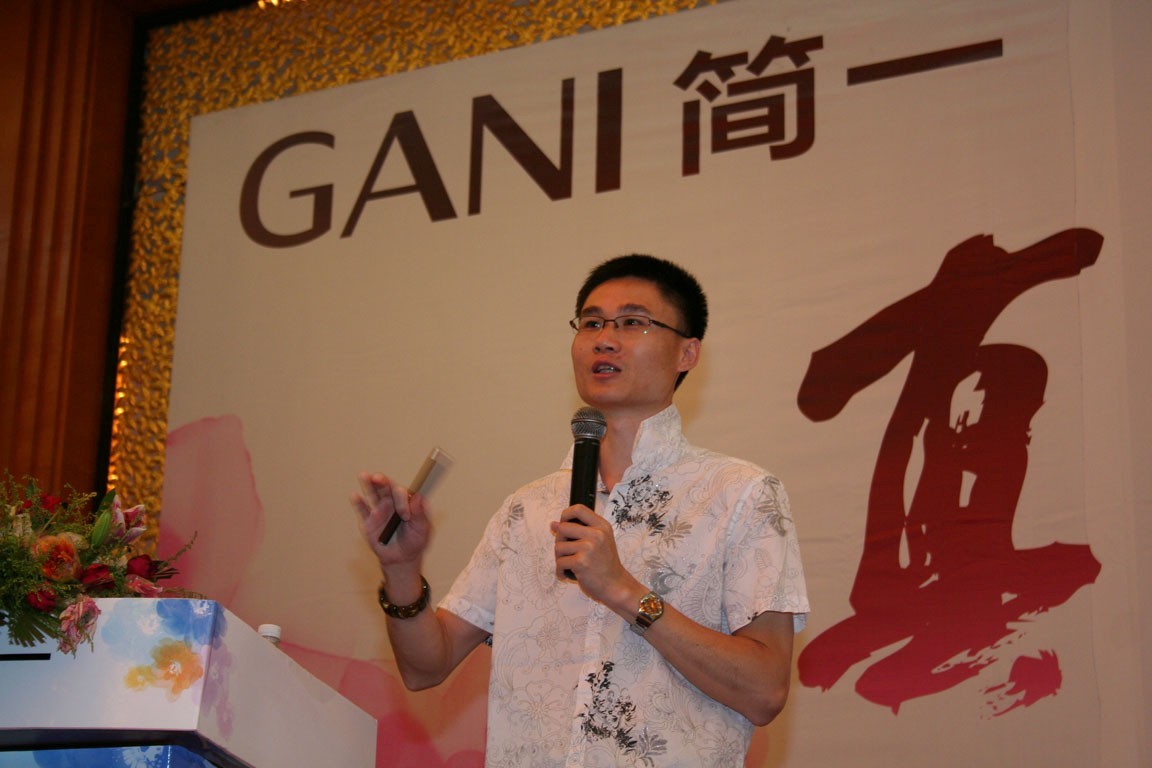 簡一陶瓷全國設(shè)計(jì)總顧問李志豪致辭 簡一陶瓷全國設(shè)計(jì)總顧問李志豪致辭