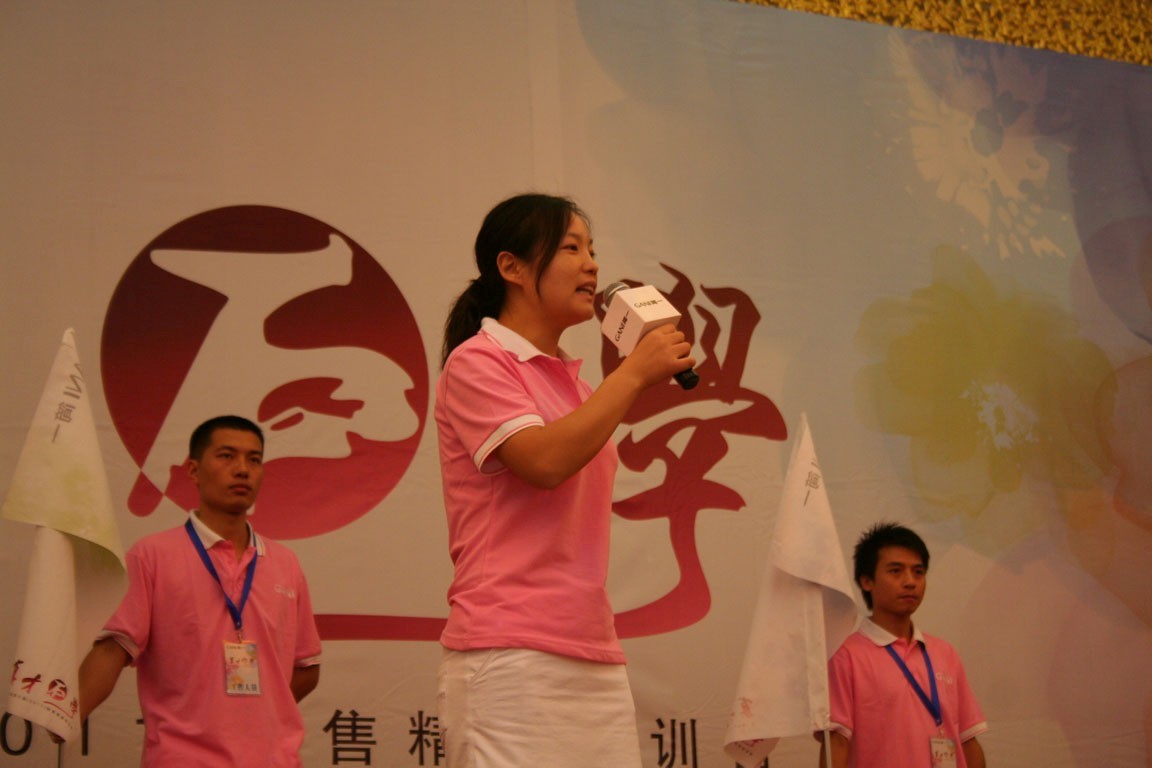 簡一陶瓷人力資源總監(jiān)陳繼萍宣布特訓(xùn)營開幕 簡一陶瓷人力資源總監(jiān)陳繼萍宣布特訓(xùn)營開幕