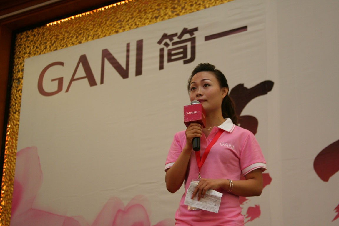 簡一陶瓷市場總監(jiān)柯麗敏致辭 簡一陶瓷市場總監(jiān)柯麗敏致辭