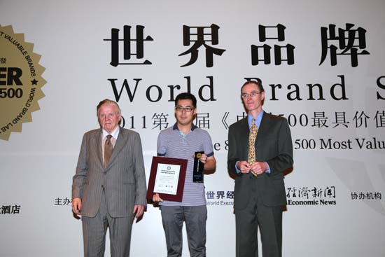 金意陶副總經(jīng)理張念超代表領取證書和獎杯 金意陶副總經(jīng)理張念超代表領取證書和獎杯