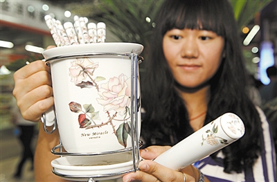 ����ǰ�e�k�ĵ�ʮһ���Ї�(gu��)���Ͳ�����(gu��)�H�մɲ��[��(hu��)�ϣ�һ��ģ����չʾ���մ�����&ldquo;��Ͳ&rdquo;��&ldquo;�{����&rdquo;��