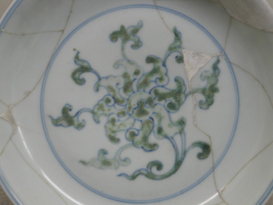 圖一:明成化·綠彩寶相花紋盤盤心 圖一:明成化·綠彩寶相花紋盤盤心