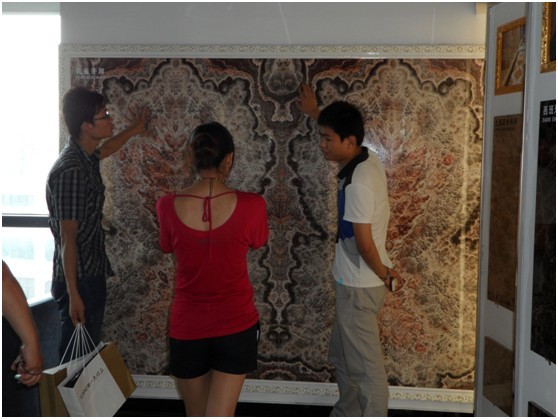 設(shè)計(jì)師參觀第三代簡一大理石產(chǎn)品 圖為孔雀開屏 設(shè)計(jì)師參觀第三代簡一大理石產(chǎn)品 圖為孔雀開屏