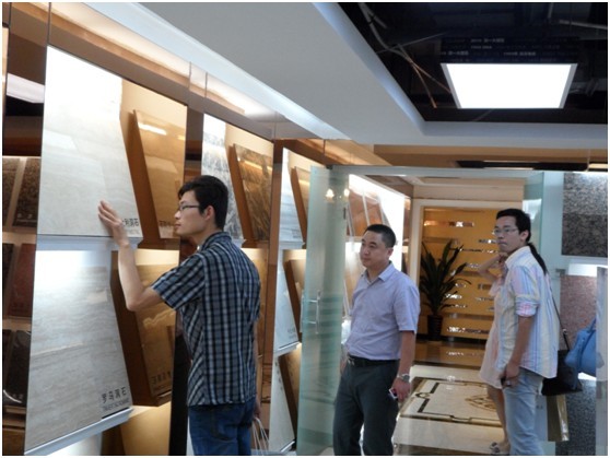 設(shè)計(jì)師仔細(xì)端詳簡一大理石產(chǎn)品 設(shè)計(jì)師仔細(xì)端詳簡一大理石產(chǎn)品