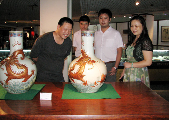 2011淄博陶瓷珍玩拍賣(展示)會預(yù)展拉開帷幕 2011淄博陶瓷珍玩拍賣(展示)會預(yù)展拉開帷幕