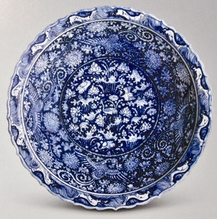 圖1土耳其托普卡比宮藏元青花青地白花蓮池水禽紋菱口大盤 圖1土耳其托普卡比宮藏元青花青地白花蓮池水禽紋菱口大盤