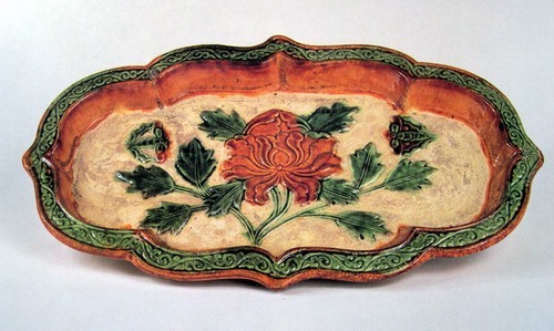 遼三彩海棠口牡丹紋盤 遼三彩海棠口牡丹紋盤