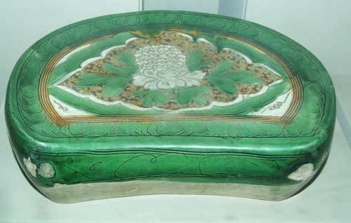 金三彩牡丹紋枕洛陽(yáng)博物館藏 金三彩牡丹紋枕洛陽(yáng)博物館藏