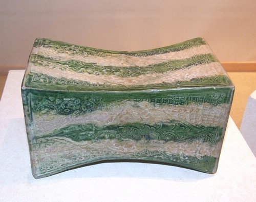 金磁州窯模印花卉紋束腰枕 金磁州窯模印花卉紋束腰枕