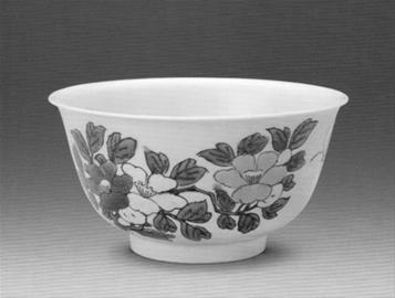 素三彩暗刻龍紋花碗