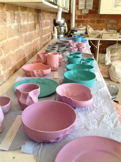 美女學(xué)生利用3D打印技術(shù)制作精美陶瓷器