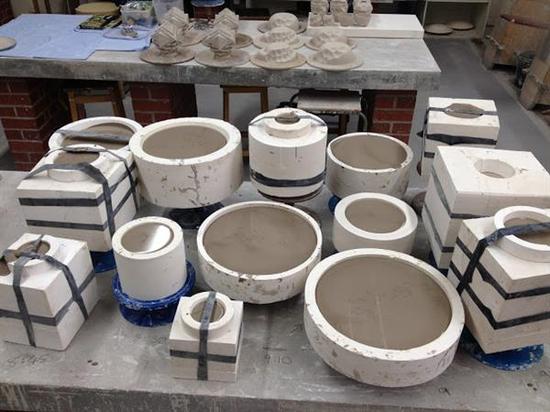 美女學(xué)生利用3D打印技術(shù)制作精美陶瓷器