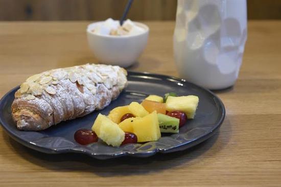 美女學(xué)生利用3D打印技術(shù)制作精美陶瓷器