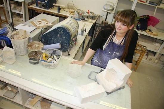 美女學(xué)生利用3D打印技術(shù)制作精美陶瓷器