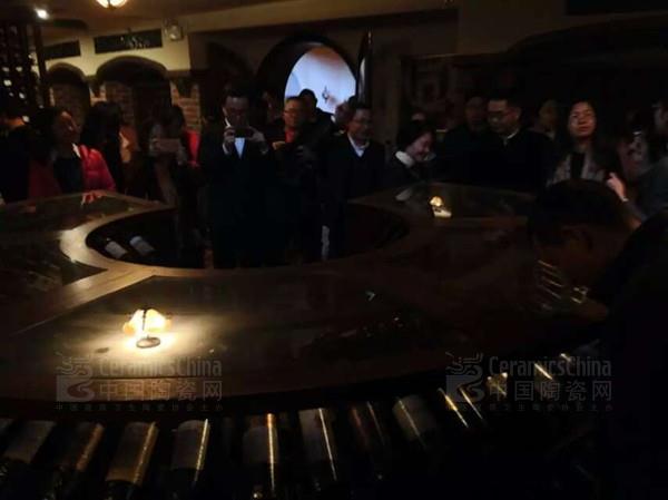 媒體朋友進(jìn)入新明珠酒業(yè)的藏寶地“地下酒窖”參觀