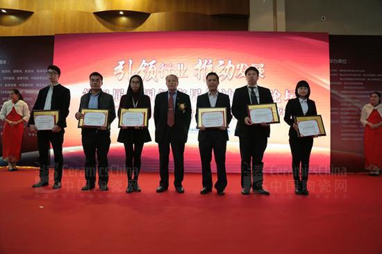 廣東博德精工建材有限公司獲“中國陶瓷行業(yè)特別貢獻(xiàn)獎(jiǎng)”稱號(hào)(獲獎(jiǎng)代表右2上臺(tái)領(lǐng)獎(jiǎng)