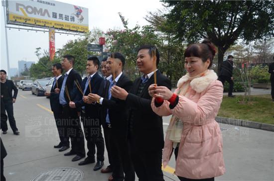 公司員工依次上香