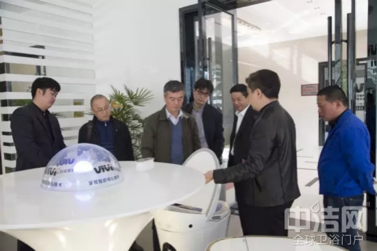 衛(wèi)生陶瓷協(xié)會(huì)副會(huì)長(zhǎng)繆斌領(lǐng)導(dǎo)一行蒞臨VIVI維衛(wèi)視察指導(dǎo) 衛(wèi)生陶瓷協(xié)會(huì)副會(huì)長(zhǎng)繆斌領(lǐng)導(dǎo)一行蒞臨VIVI維衛(wèi)視察指導(dǎo)