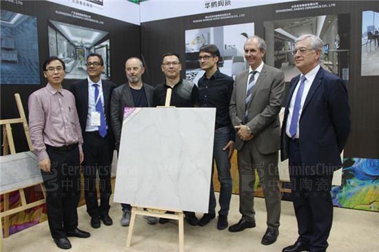 評(píng)委和華鵬陶瓷代表姚總與29°柔光磚合影