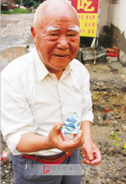 阜陽光華街改造路基被挖開 挖出的瓷片或?yàn)樘拼状?圖)