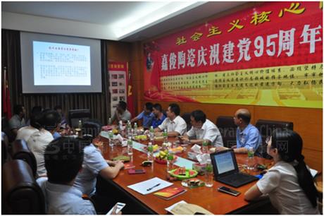 參會黨員專心聽黨課