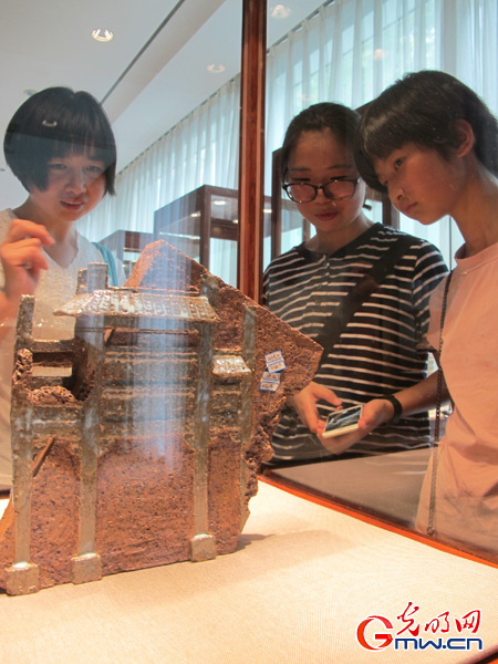 平頂山學(xué)院陶瓷學(xué)院師生作品展亮相上海 平頂山學(xué)院陶瓷學(xué)院師生作品展亮相上海