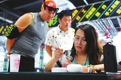 點(diǎn)擊查看大圖 匯聚陶瓷的世界走向世界的陶瓷