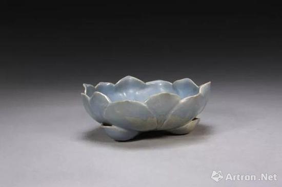 宜興窯仿鈞天藍(lán)釉蓮花式洗,明,高7.1cm,口徑19.3cm,足距10cm.