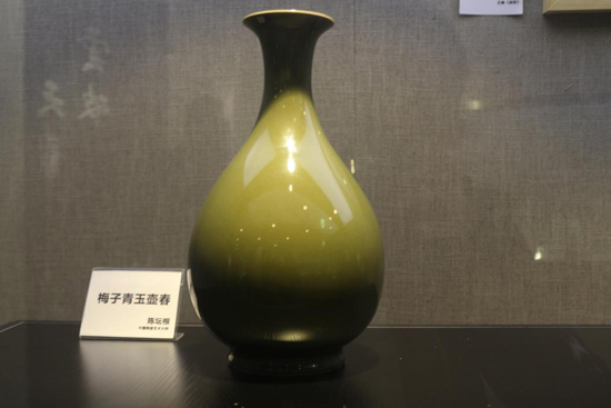中國陶瓷藝術(shù)大師陳壇根作品《梅子青玉壺春》