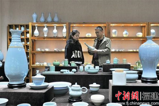 林心如(右)向客戶(hù)介紹汝瓷作品 林心如(右)向客戶(hù)介紹汝瓷作品